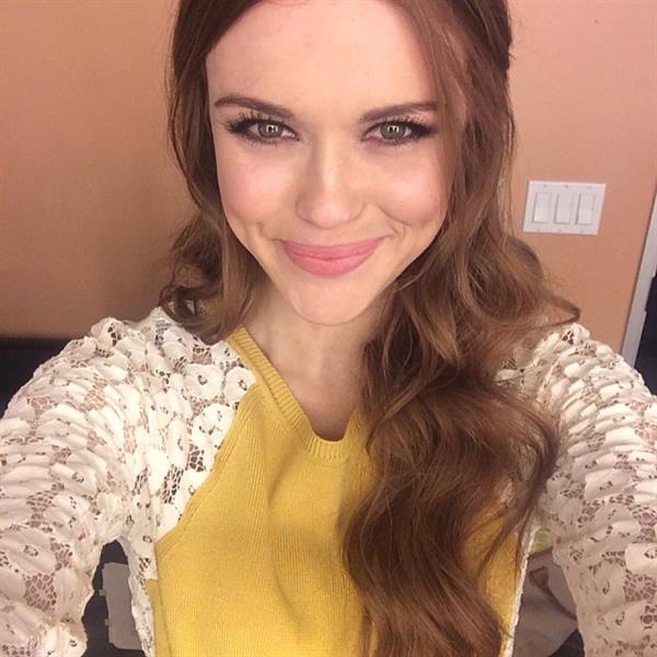 Holland Roden taking a selfie