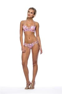 Elisandra Tomacheski in a bikini