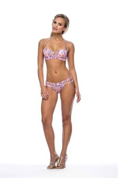 Elisandra Tomacheski in a bikini