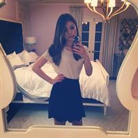 Miranda Cosgrove taking a selfie