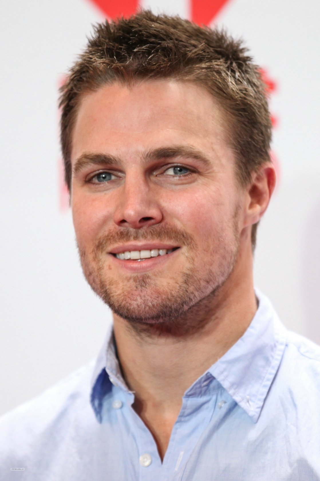 Stephen Amell. 