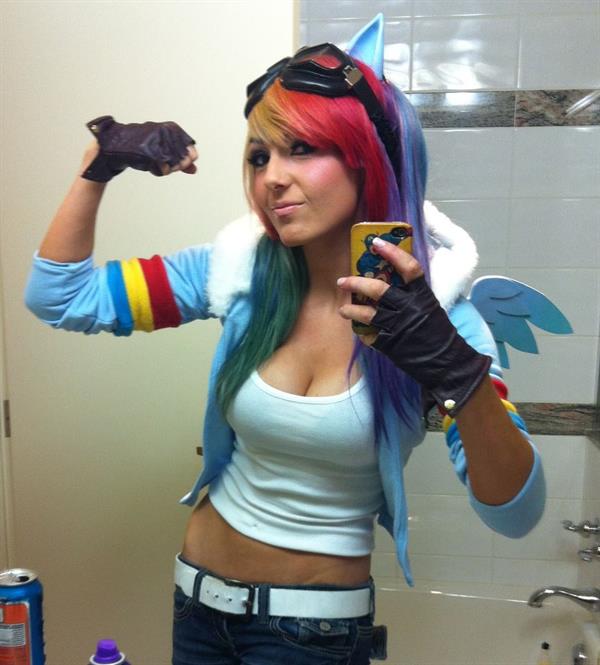 Jessica Nigri taking a selfie