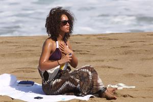 Alicia Keys bikini beach vacation candids in Hawaii on January 24, 2010 