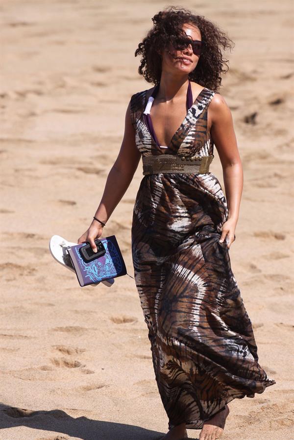 Alicia Keys bikini beach vacation candids in Hawaii on January 24, 2010 