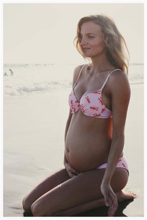Pregnant Amanda Booth - At home - June 14, 2014  