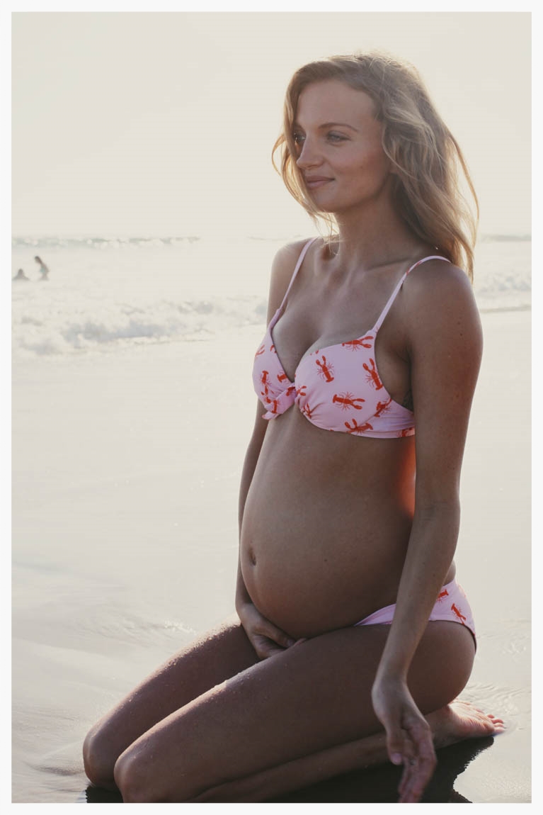 Pregnant Amanda Booth - At home - June 14, 2014  