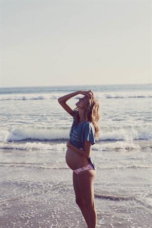 Pregnant Amanda Booth - At home - June 14, 2014  