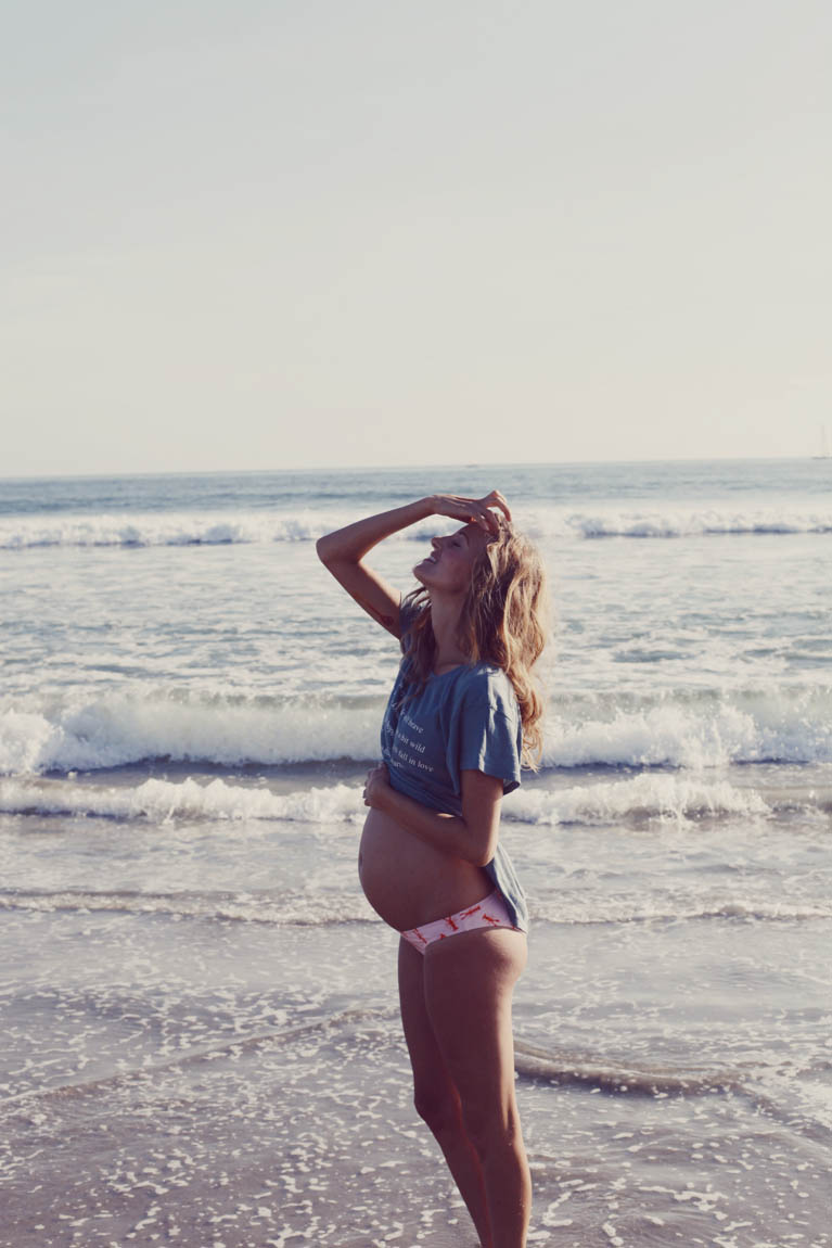 Pregnant Amanda Booth - At home - June 14, 2014  