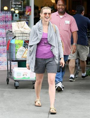 Amy Smart at Bristol Farms in Beverly Hills on July 6, 2010