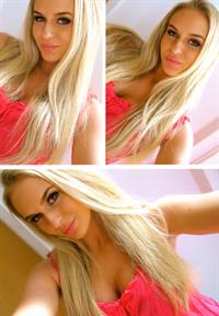 Anna Nyström taking a selfie