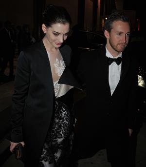 Anne Hathaway enters Kennedy Center for rehearsals on December 3, 2011