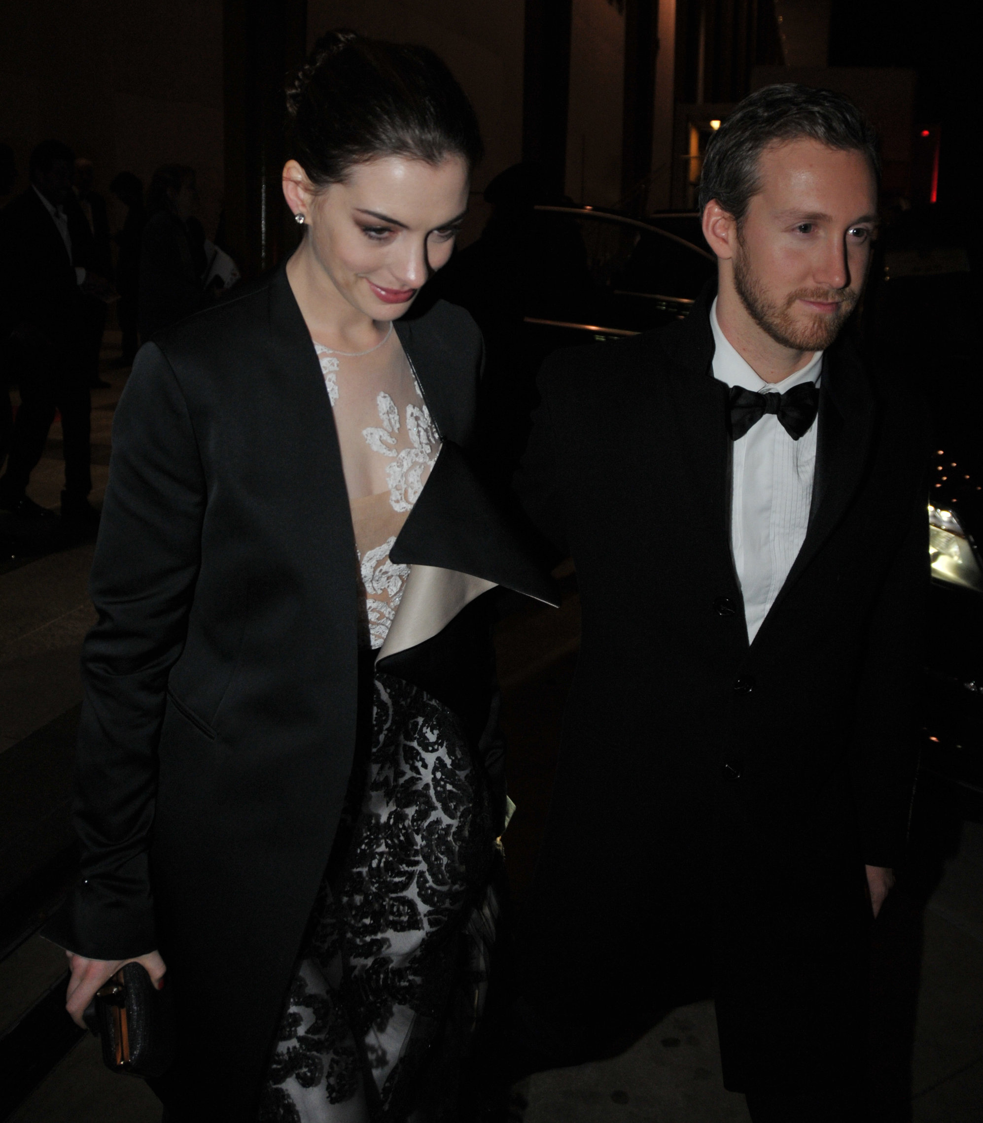 Anne Hathaway enters Kennedy Center for rehearsals on December 3, 2011