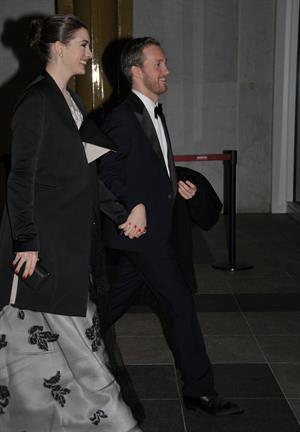 Anne Hathaway enters Kennedy Center for rehearsals on December 3, 2011