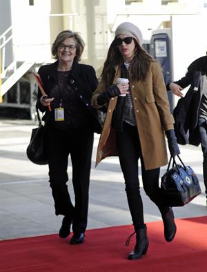 Anne Hathaway enters Kennedy Center for rehearsals on December 3, 2011