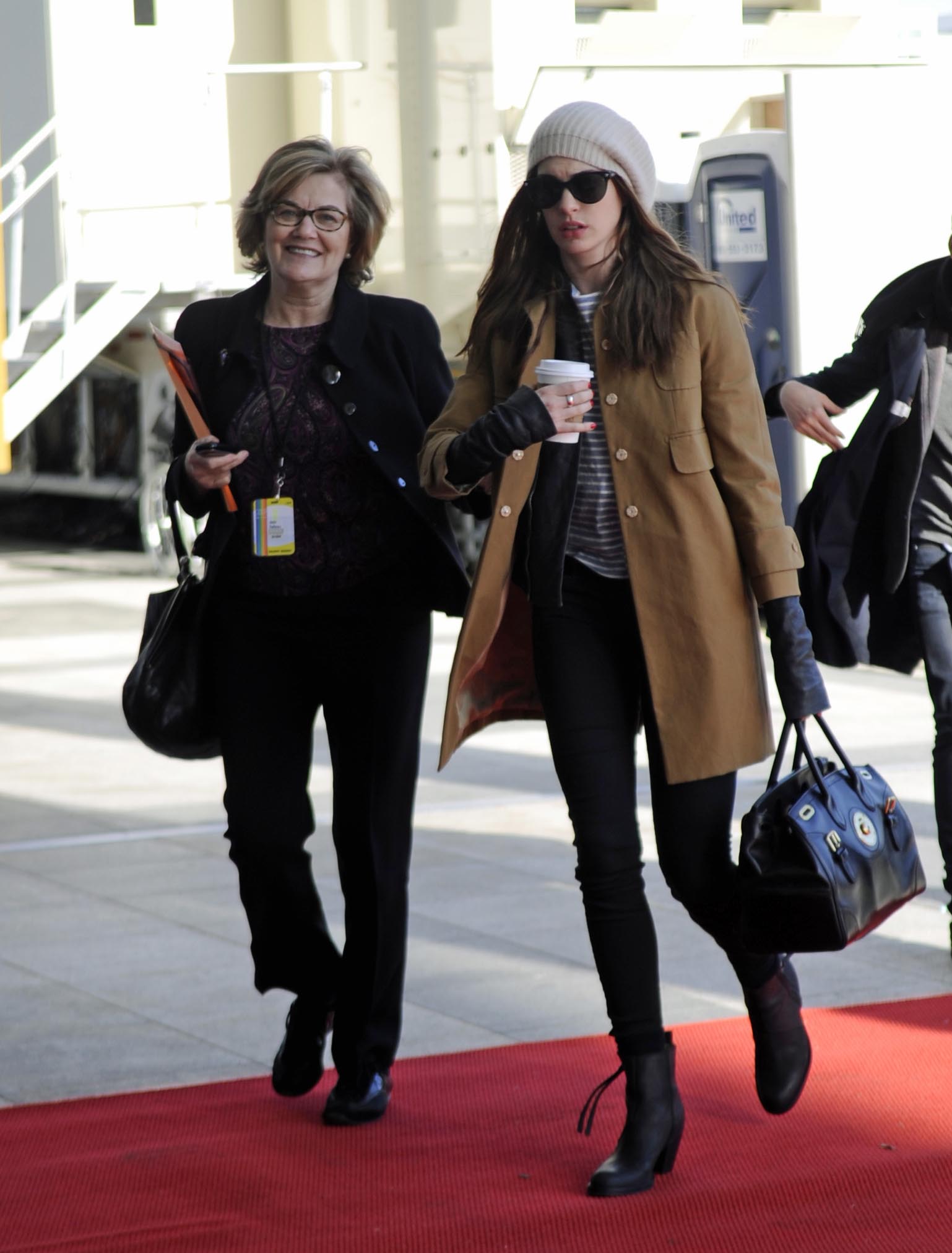 Anne Hathaway enters Kennedy Center for rehearsals on December 3, 2011