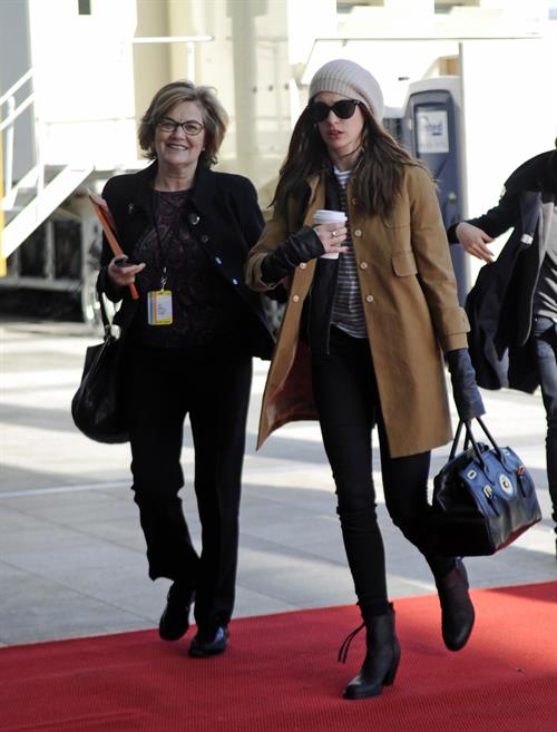 Anne Hathaway enters Kennedy Center for rehearsals on December 3, 2011