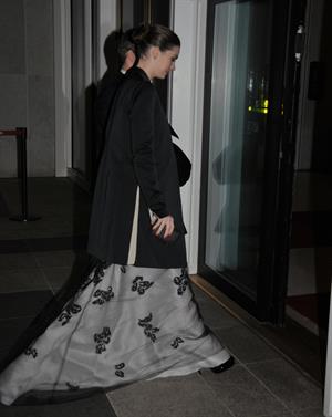 Anne Hathaway enters Kennedy Center for rehearsals on December 3, 2011