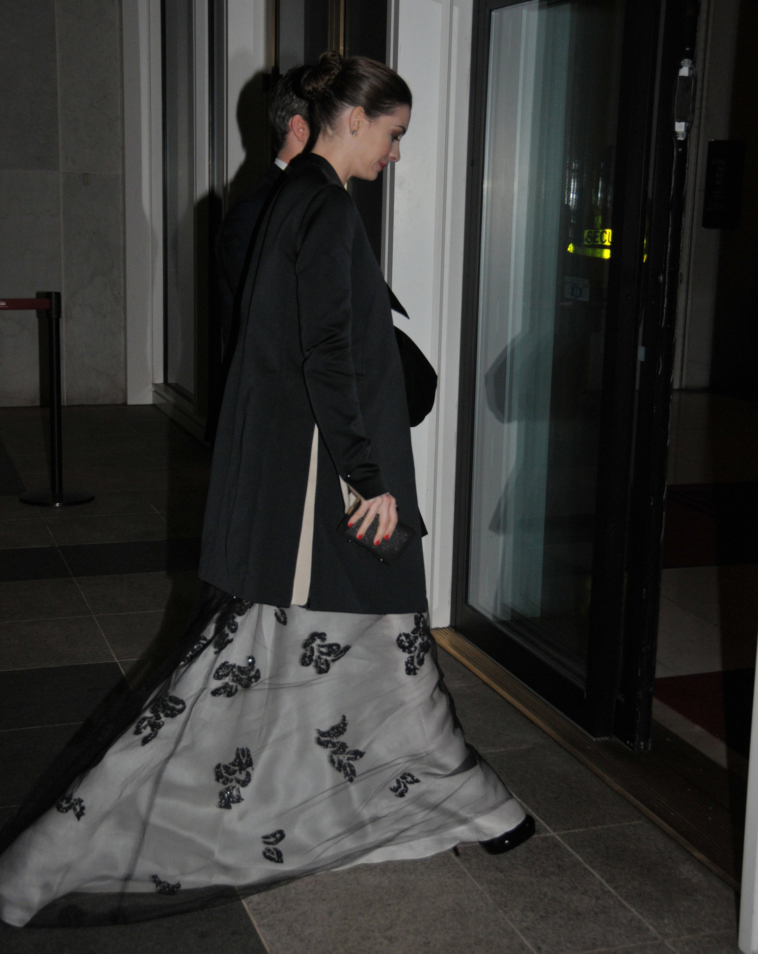 Anne Hathaway enters Kennedy Center for rehearsals on December 3, 2011
