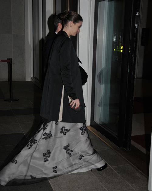 Anne Hathaway enters Kennedy Center for rehearsals on December 3, 2011