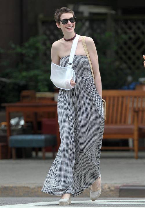 Anne Hathaway out for lunch in Brooklyn New York City on May 30, 2012