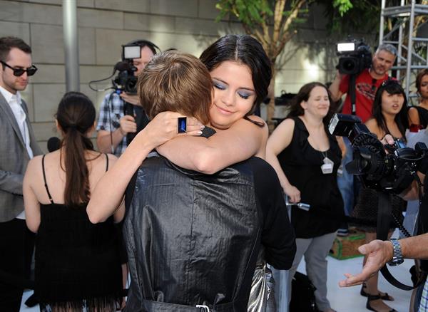 Selena Gomez attends the 2010 MTV Video Music Awards on September 12, 2010