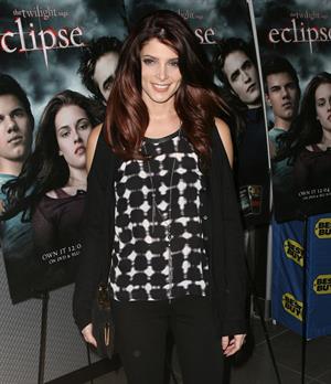 Ashley Greene Twilight Saga Eclipse signing Best Buy in New York on December 17, 2010