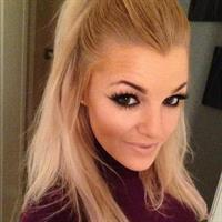 Elise taking a selfie