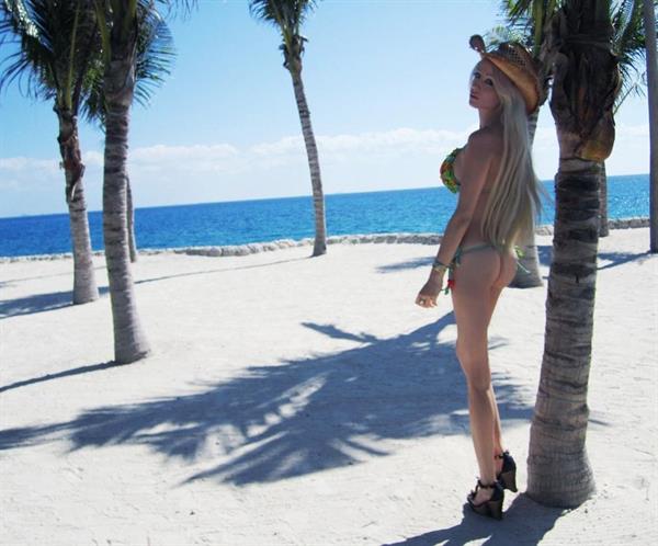 Valeria Lukyanova in a bikini - ass