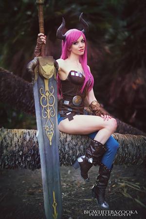 Lyz Brickley - Castanic Slayer Cosplay