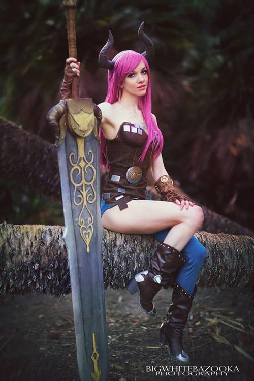 Lyz Brickley - Castanic Slayer Cosplay