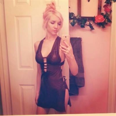 Lyz Brickley taking a selfie