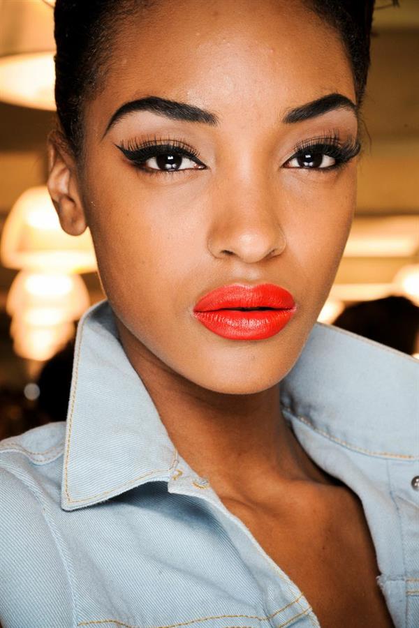 Jourdan Dunn taking a selfie