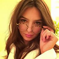 Emily Ratajkowski taking a selfie