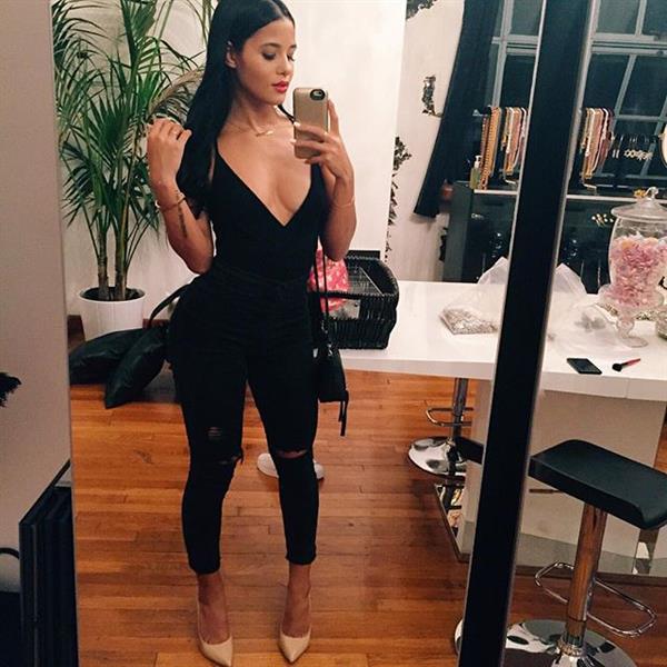 Katya Elise Henry taking a selfie