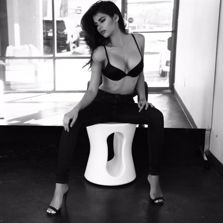 Mabelynn Capeluj in lingerie