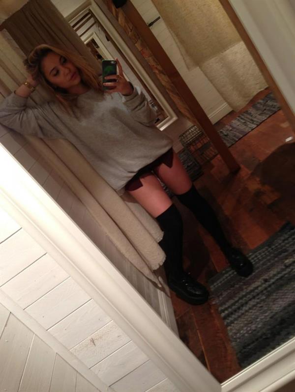 Stella Hudgens taking a selfie