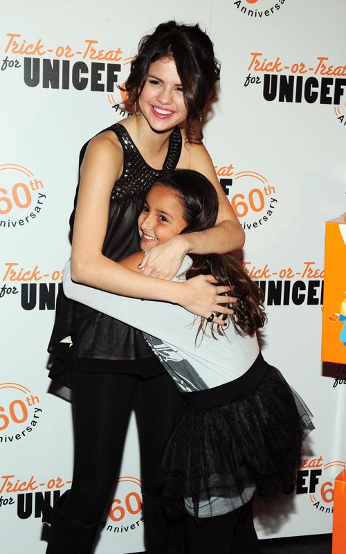 Selena Gomez trick or treat for Unicef Acoustic Concert at the Roxy October 26, 2010 