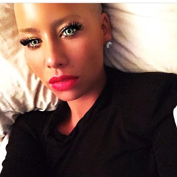 Amber Rose taking a selfie