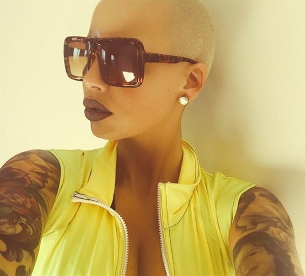 Amber Rose taking a selfie