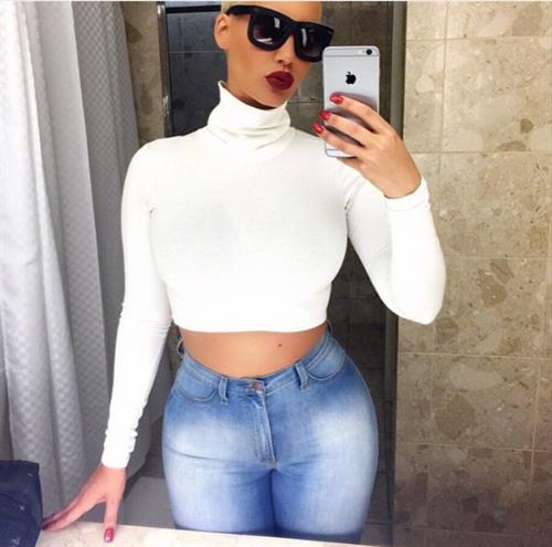 Amber Rose taking a selfie