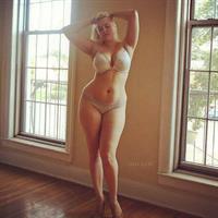 Lilli Luxe in lingerie