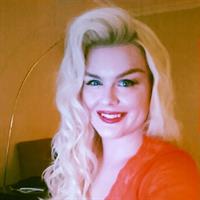 Lilli Luxe taking a selfie