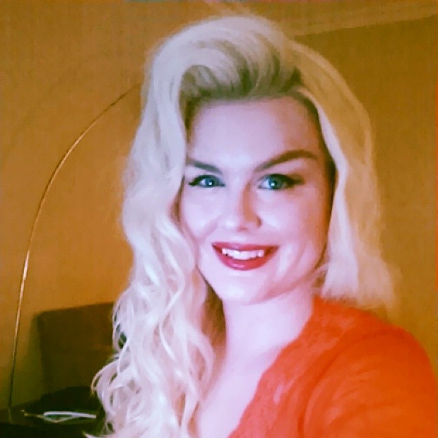 Lilli Luxe taking a selfie