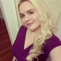 Lilli Luxe taking a selfie