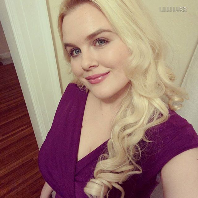 Lilli Luxe taking a selfie