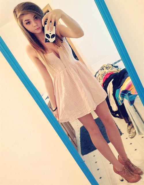 Danni Meow taking a selfie