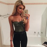 Gabrielle Grace Epstein taking a selfie