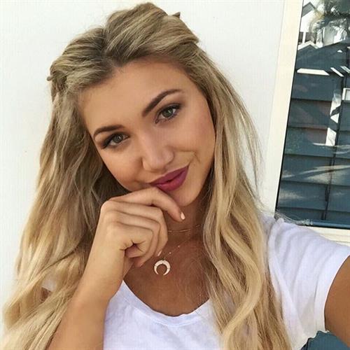 Gabrielle Grace Epstein taking a selfie