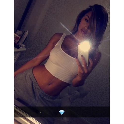 Ana Cheri taking a selfie