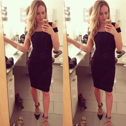 Mackenzie White taking a selfie